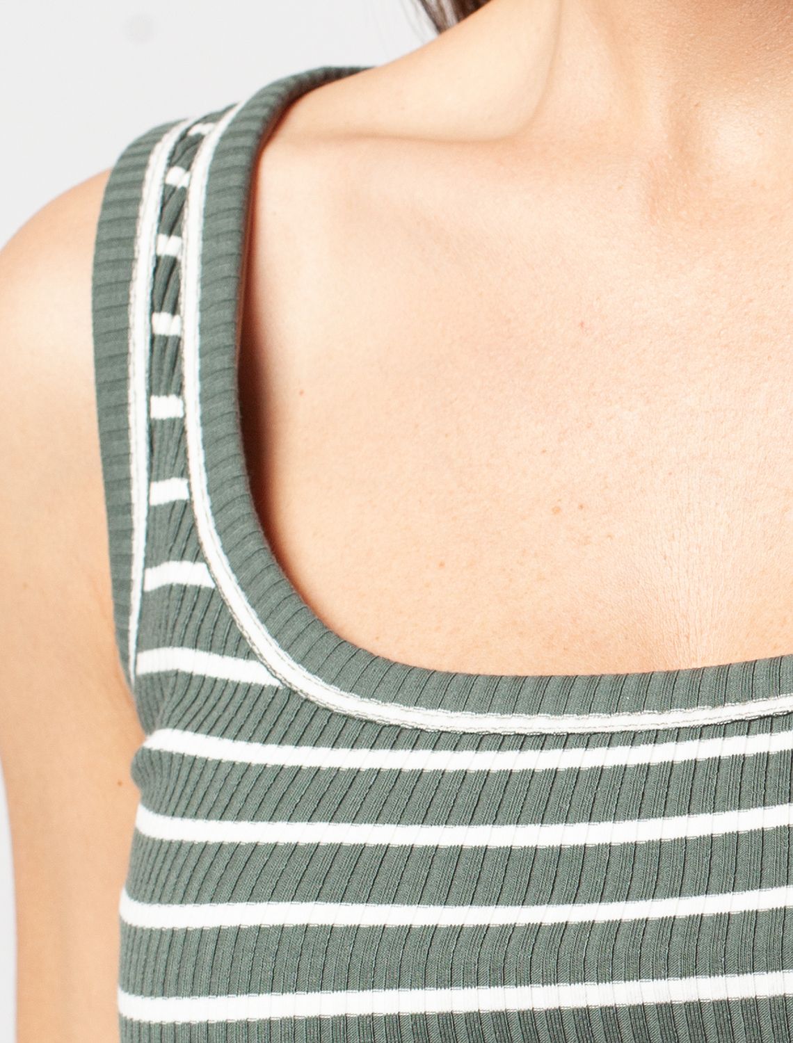 Ст.цена 1050р Топ из трикотажа в широкий рубчик D43.222 оливковый-белый
