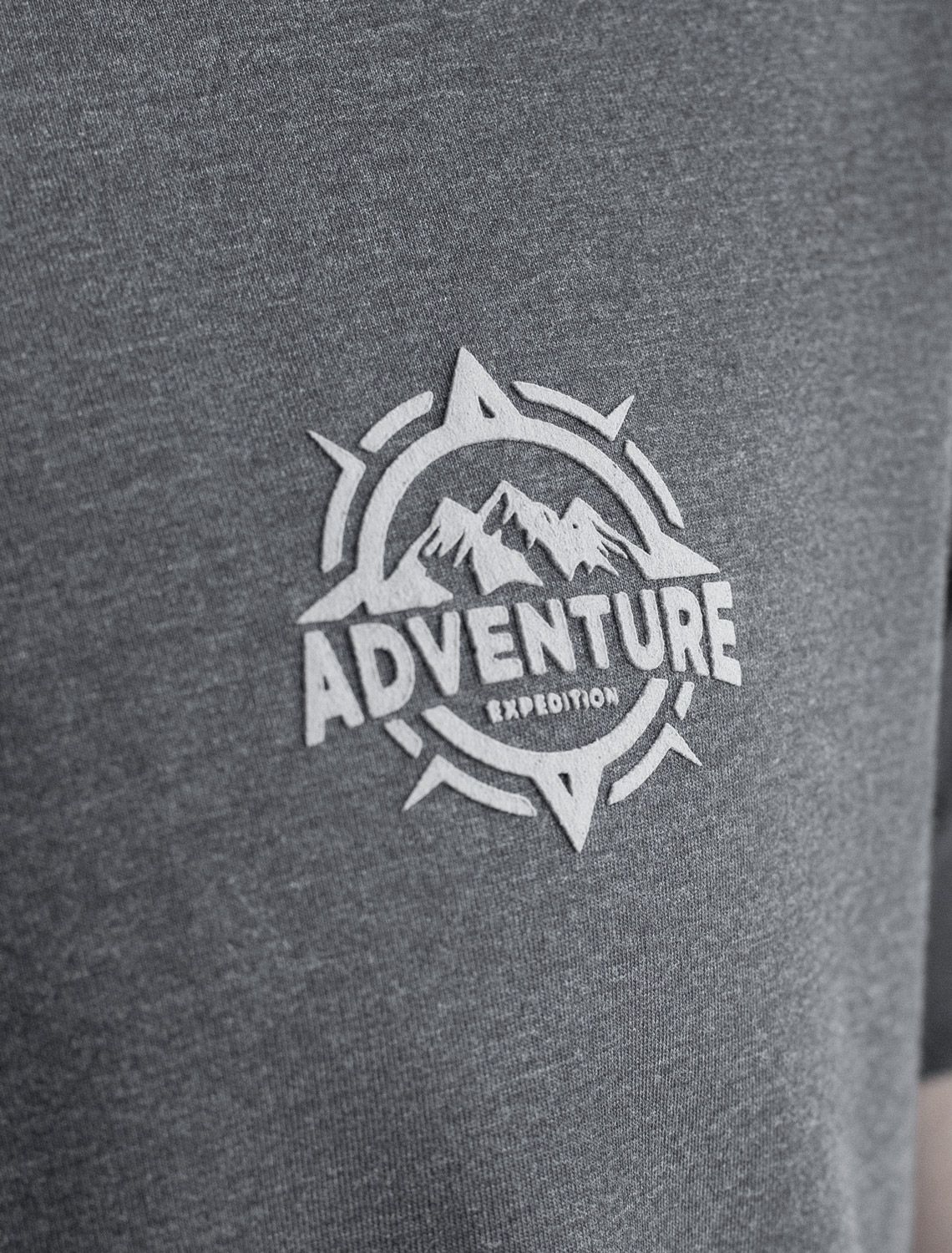 Ст.цена 1190р Футболка из премиального хлопка с авторским принтом U49.045 т.серый меланж_adventure