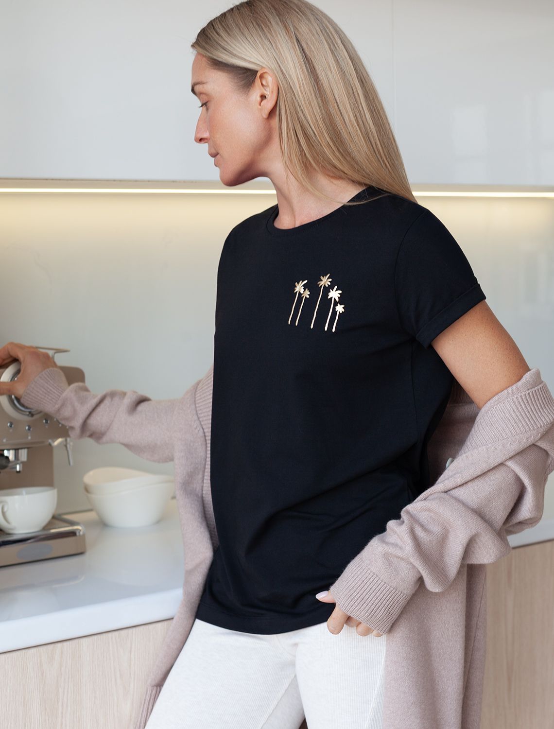 Ст.цена 1290р Футболка из премиального хлопка с авторским принтом D49.097 черный_пальмы