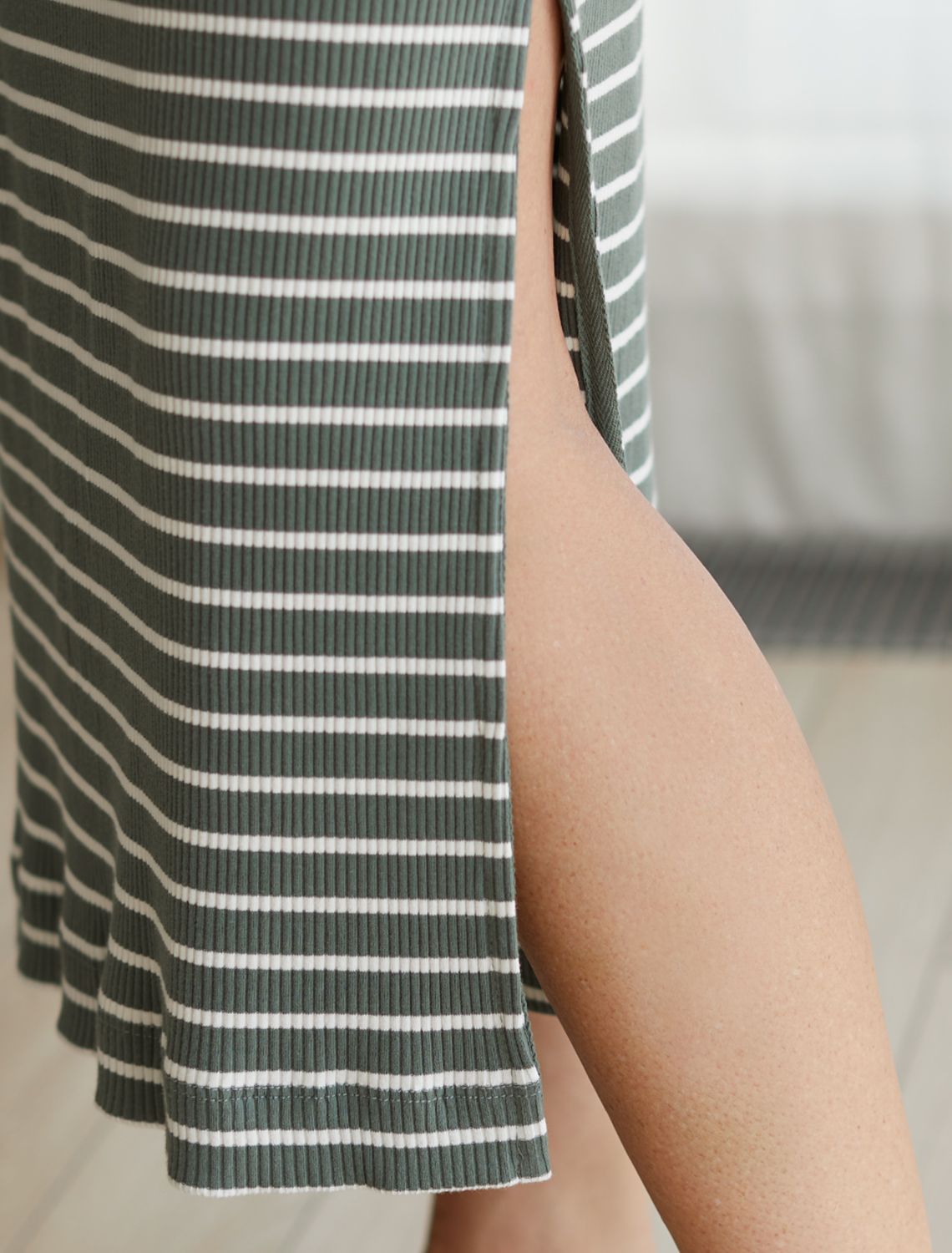 Ст.цена 2390р Платье из трикотажа в широкий рубчик с разрезами D42.096 оливковый-белый