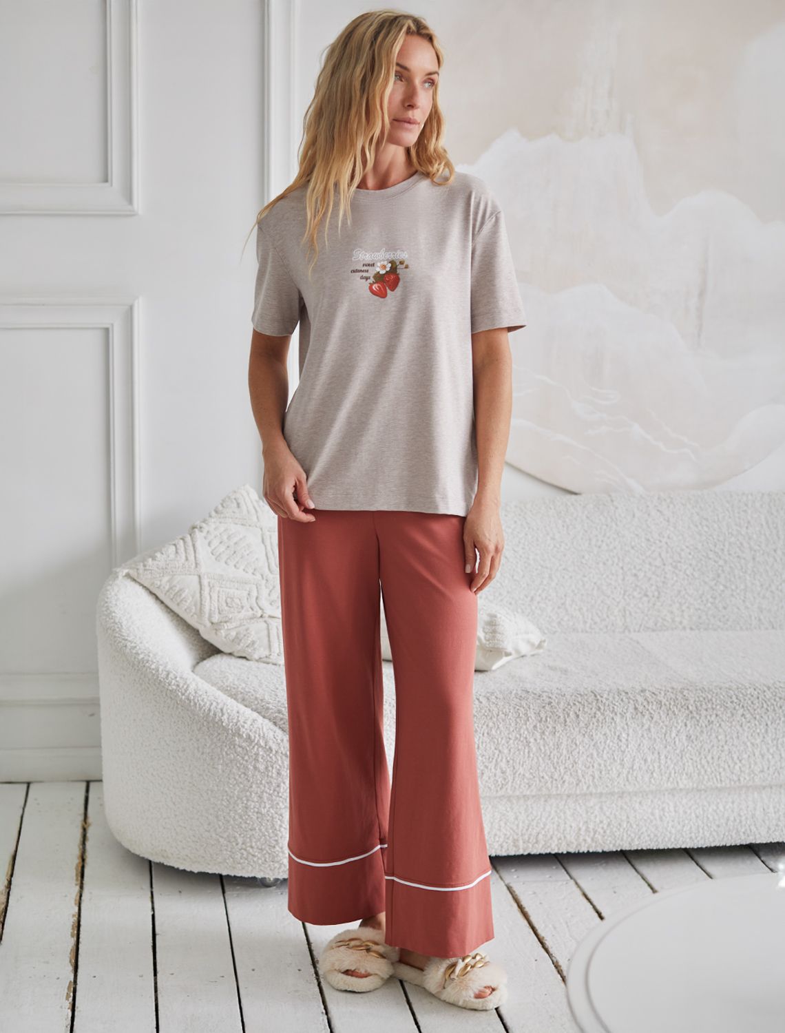 Ст.цена 1250р Футболка с принтом свободная эластичная из премиального хлопка D49.136 кофейный меланж_клубника