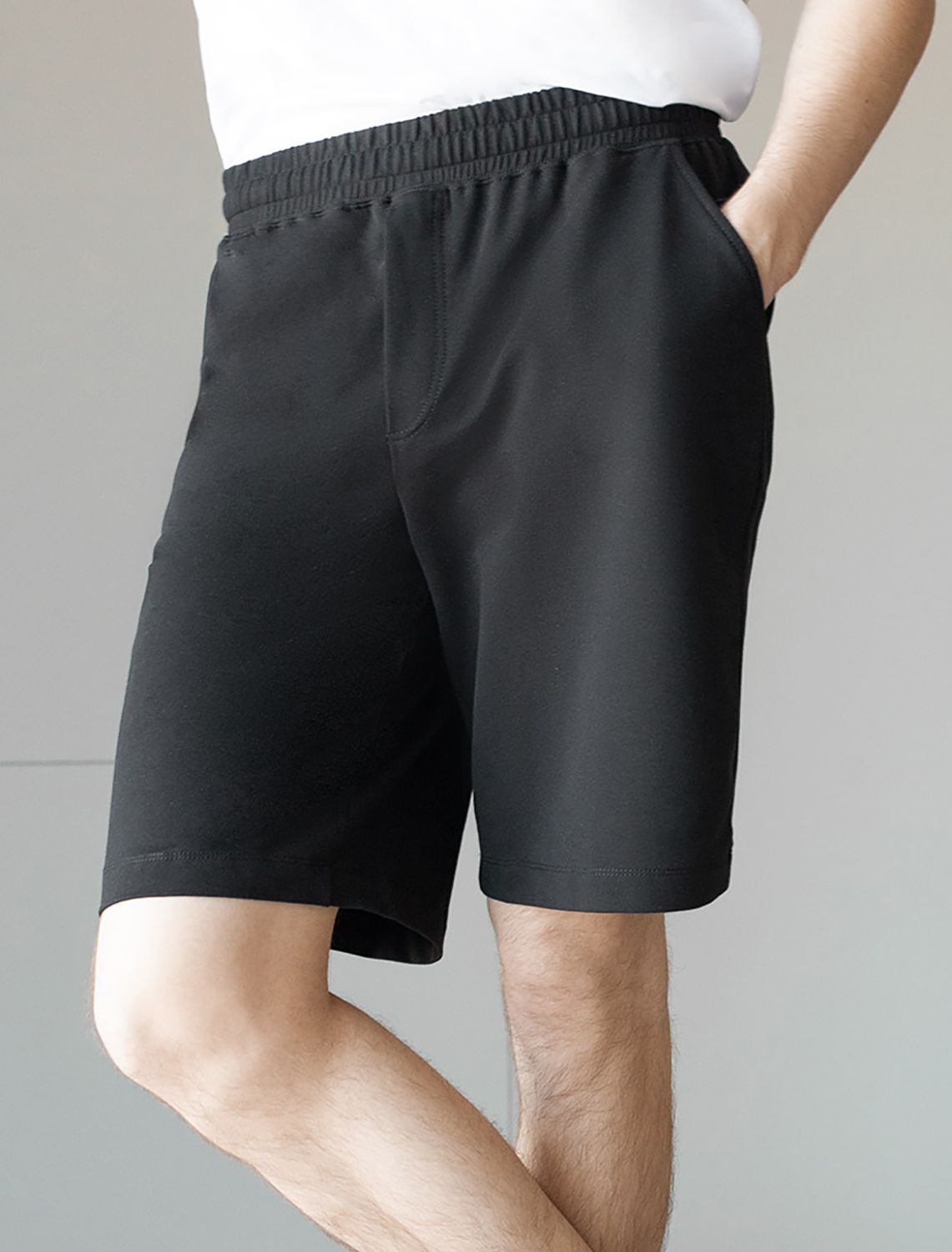 Ст.цена 1690р Шорты из тонкого футера с карманом на молнии U48.006 черный