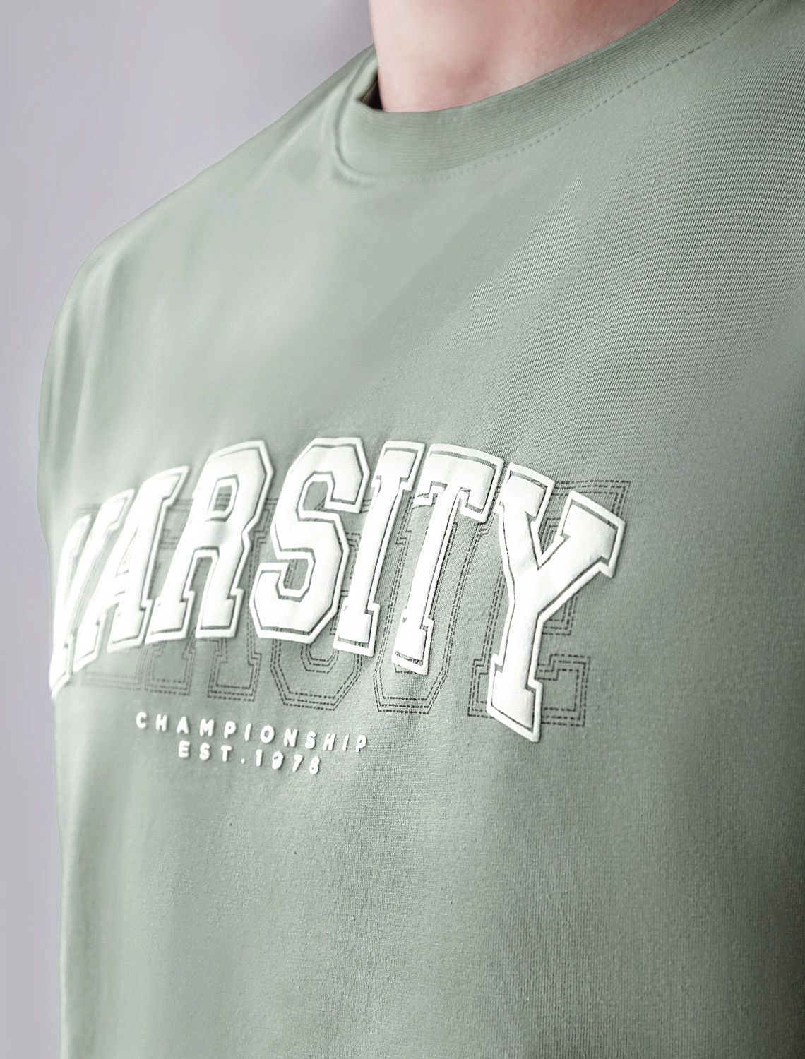 Ст.цена 1190р Футболка из премиального хлопка с авторским принтом U49.026 св.оливка_varsity