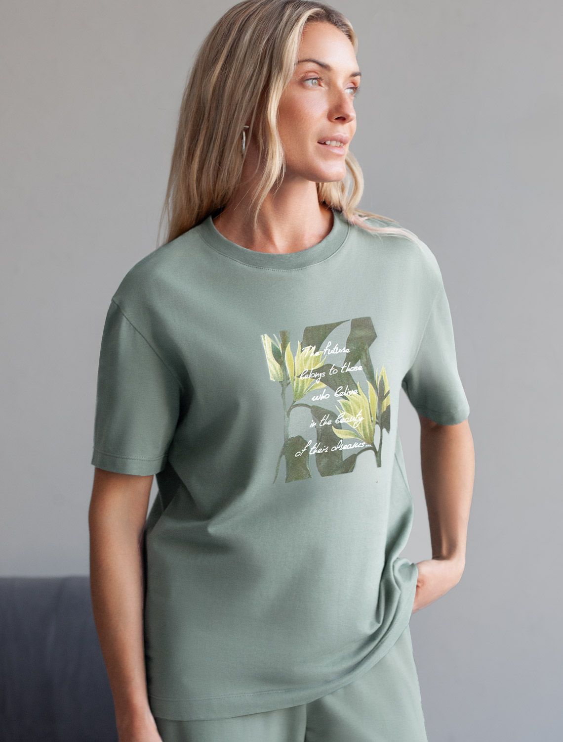 Ст.цена 1250р Футболка с принтом свободная эластичная из премиального хлопка D49.136 св.оливковый_dreams