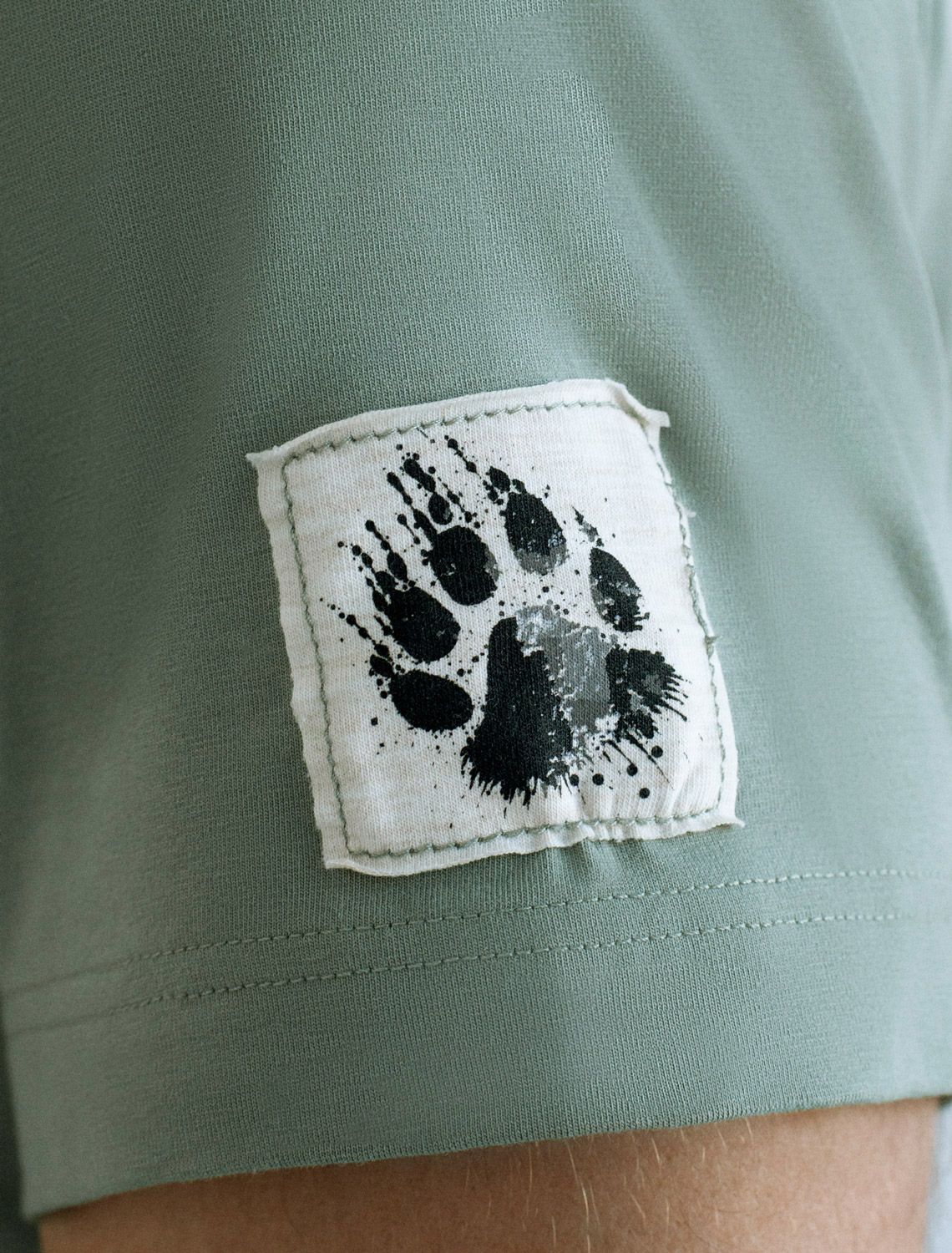 Ст.цена 1190р Футболка из премиального хлопка с авторским принтом U49.045 св.оливковый_медведь