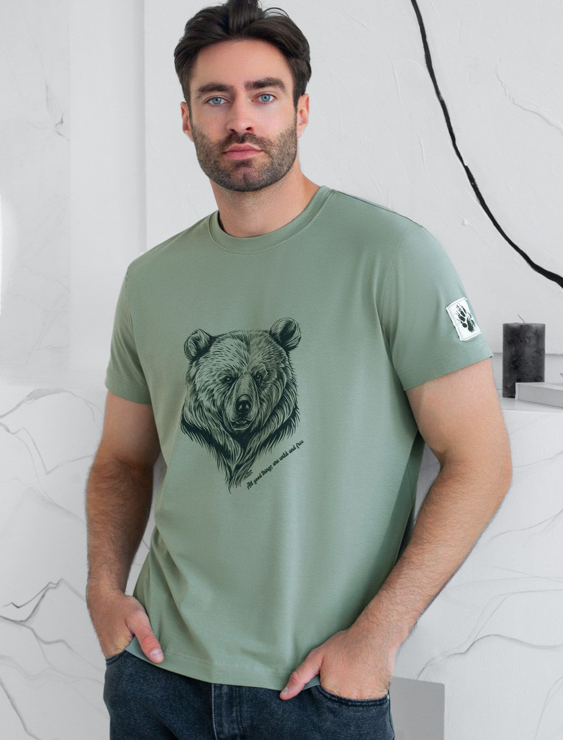 Ст.цена 1190р Футболка из премиального хлопка с авторским принтом U49.045 св.оливковый_медведь