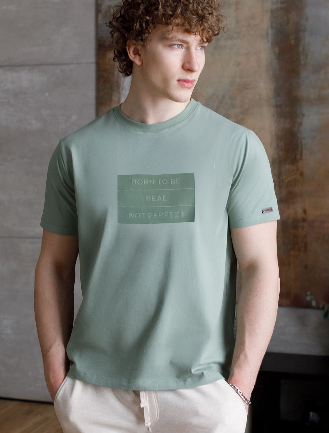 Ст.цена 1190р Футболка из премиального хлопка с авторским принтом U49.026 св.оливка_perfect