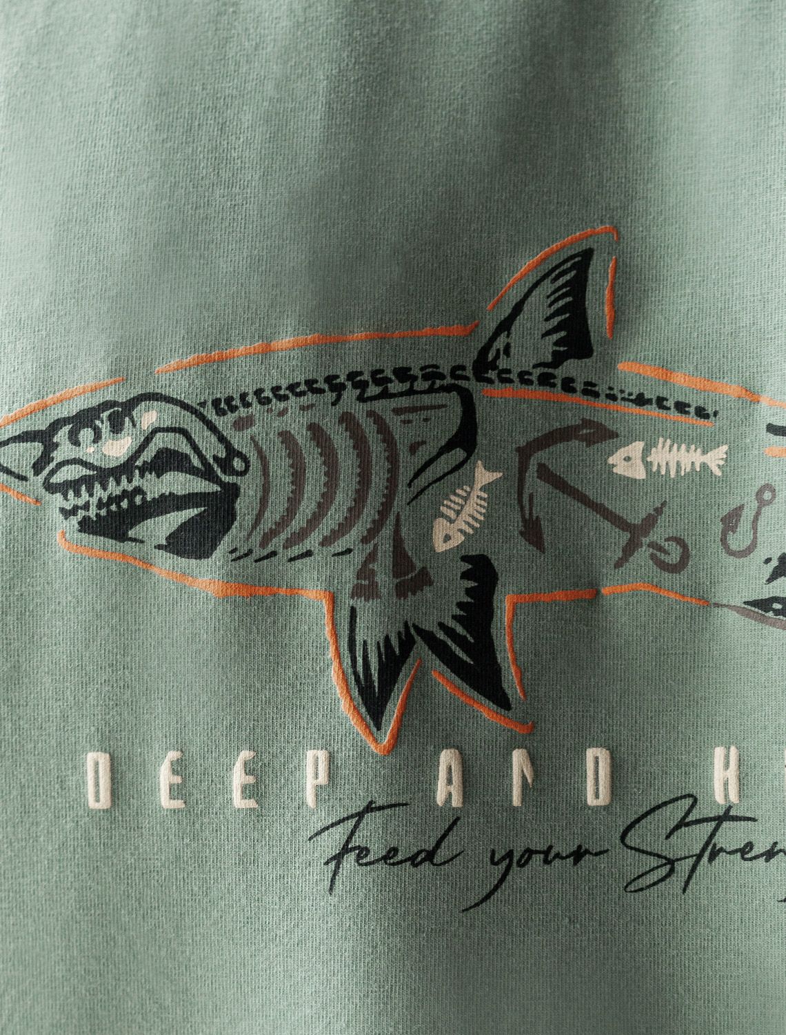 Ст.цена 1190р Футболка из премиального хлопка с авторским принтом U49.045 св.оливковый_shark