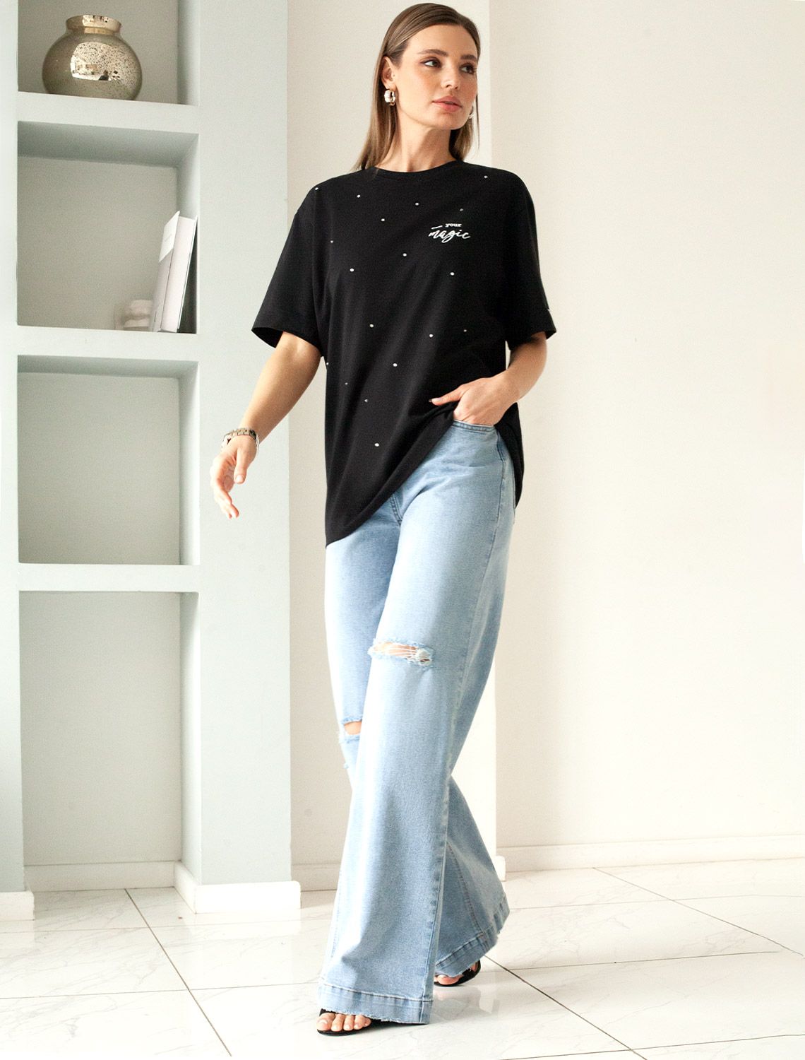Ст.цена 1590р Удлиненная футболка over-size с принтом стразами D49.978 черный_own your magic
