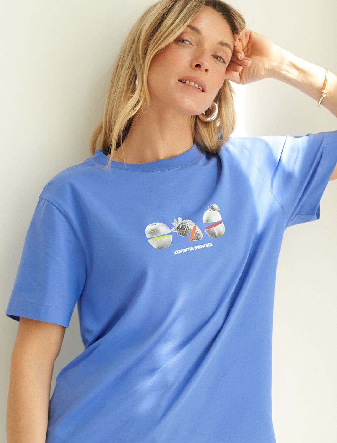 Ст.цена 1390р Футболка из премиального хлопка с авторским принтом D49.098 васильковый_фрукты