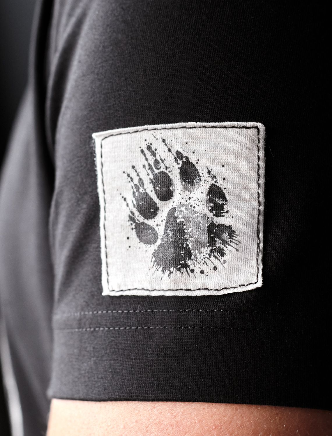 Ст.цена 1190р Футболка из премиального хлопка с авторским принтом U49.045 черный_медведь