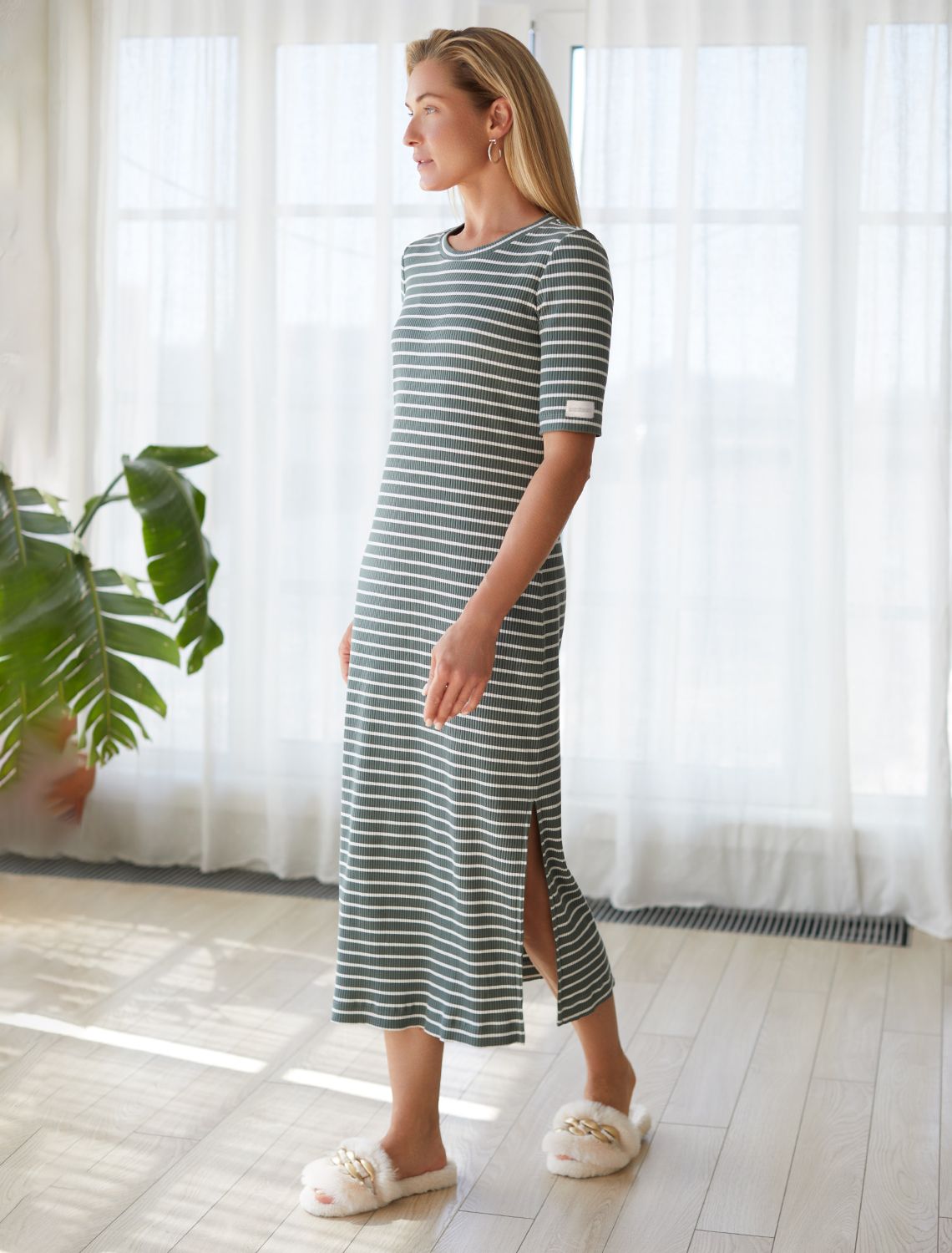 Ст.цена 2390р Платье из трикотажа в широкий рубчик с разрезами D42.096 оливковый-белый