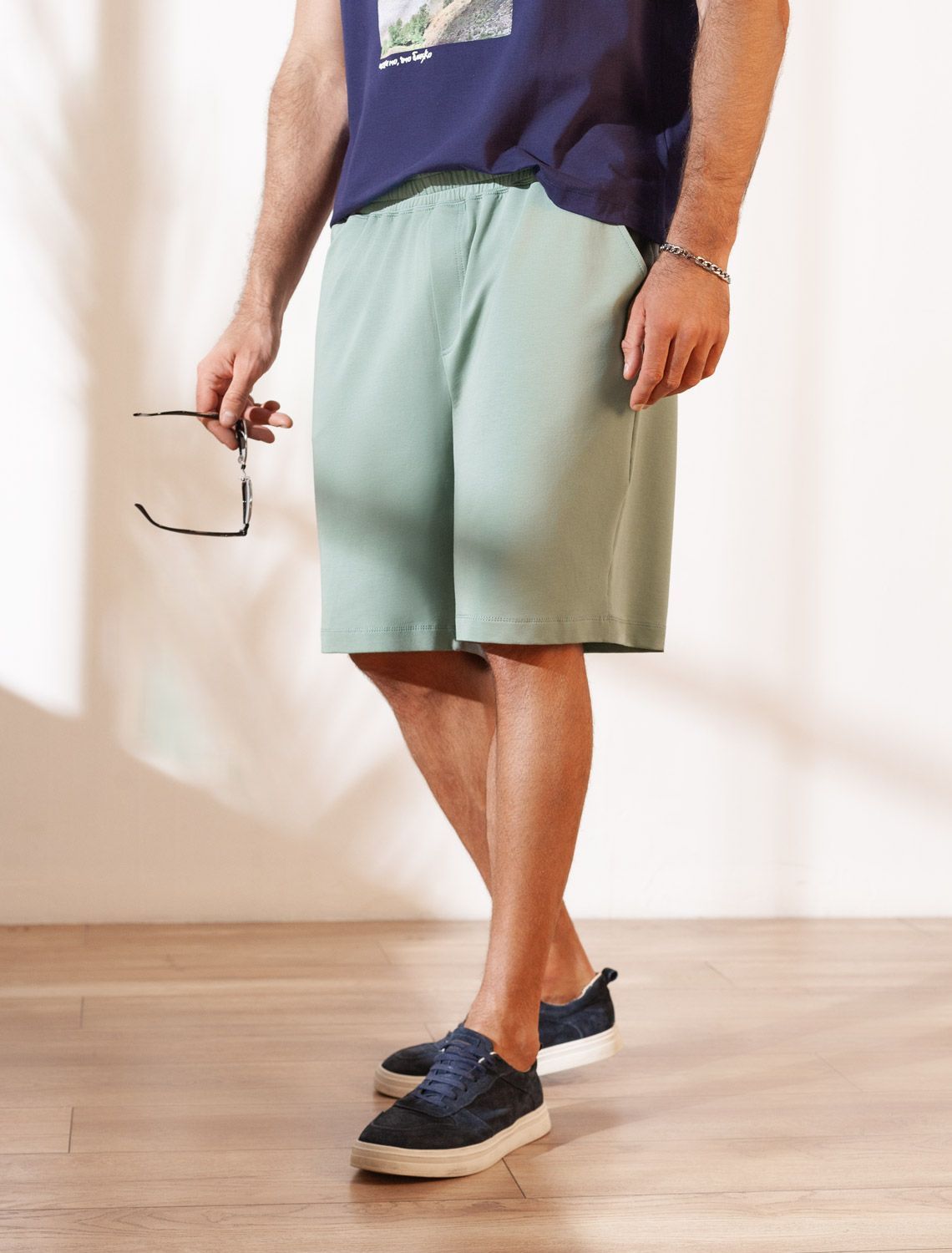 Ст.цена 1690р Шорты из тонкого футера с карманом на молнии U48.006 св.оливковый