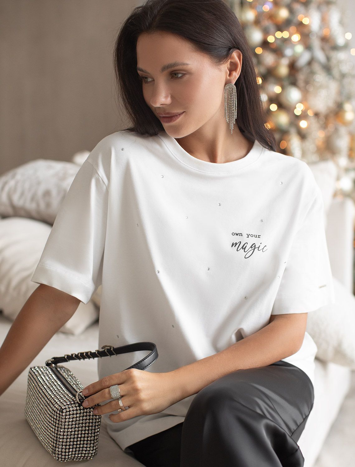 Ст.цена 1550р Удлиненная футболка over-size с принтом стразами D49.978 белый_own your magic