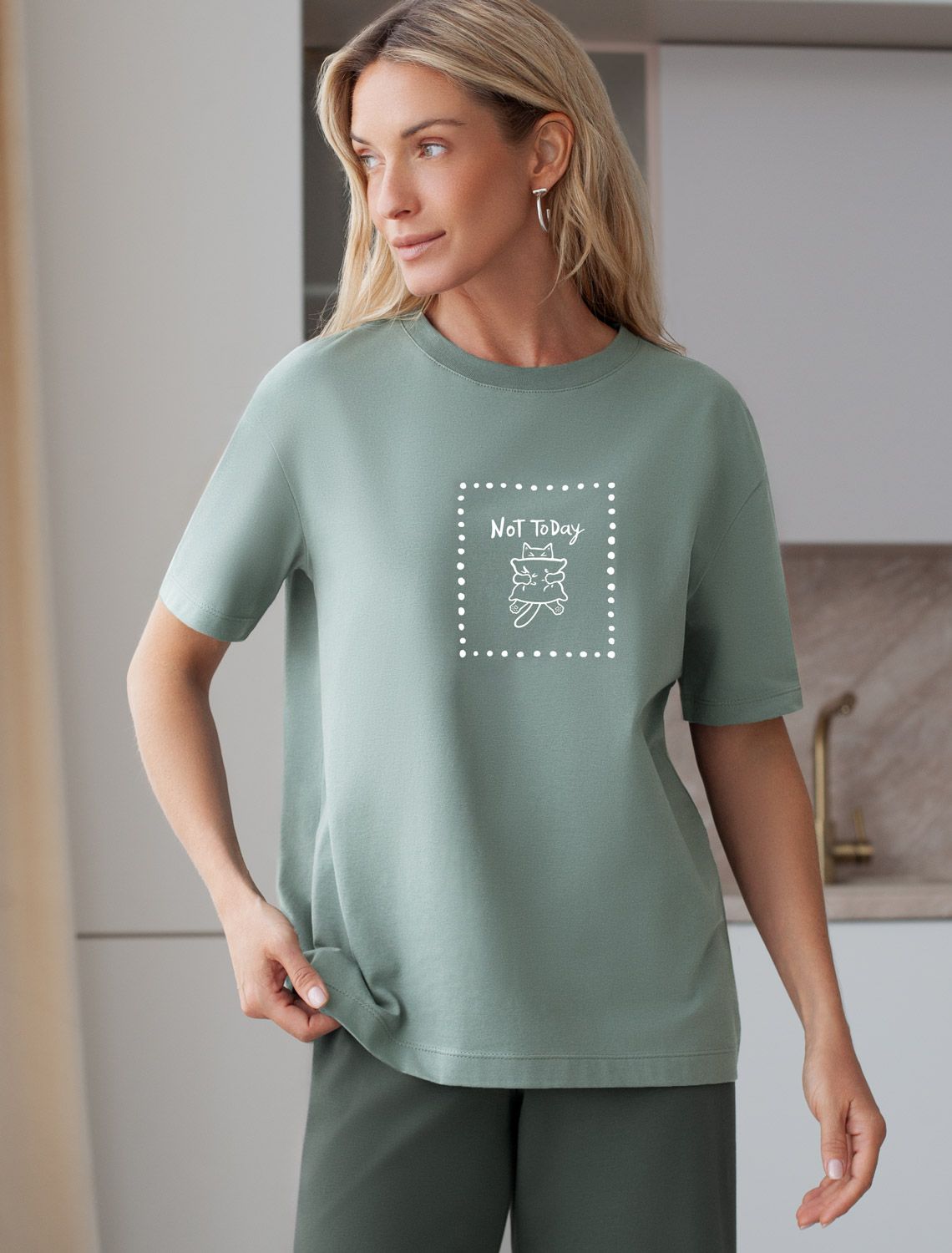 Ст.цена 1190р Футболка с принтом свободная эластичная из премиального хлопка D49.136 св.оливковый_not today