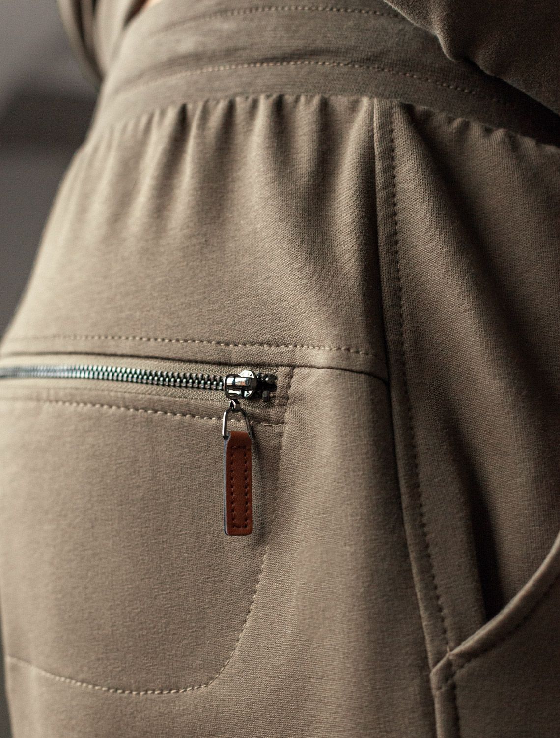 Ст.цена 1990р Брюки из тонкого футера с карманом на молнии U44.005 хаки