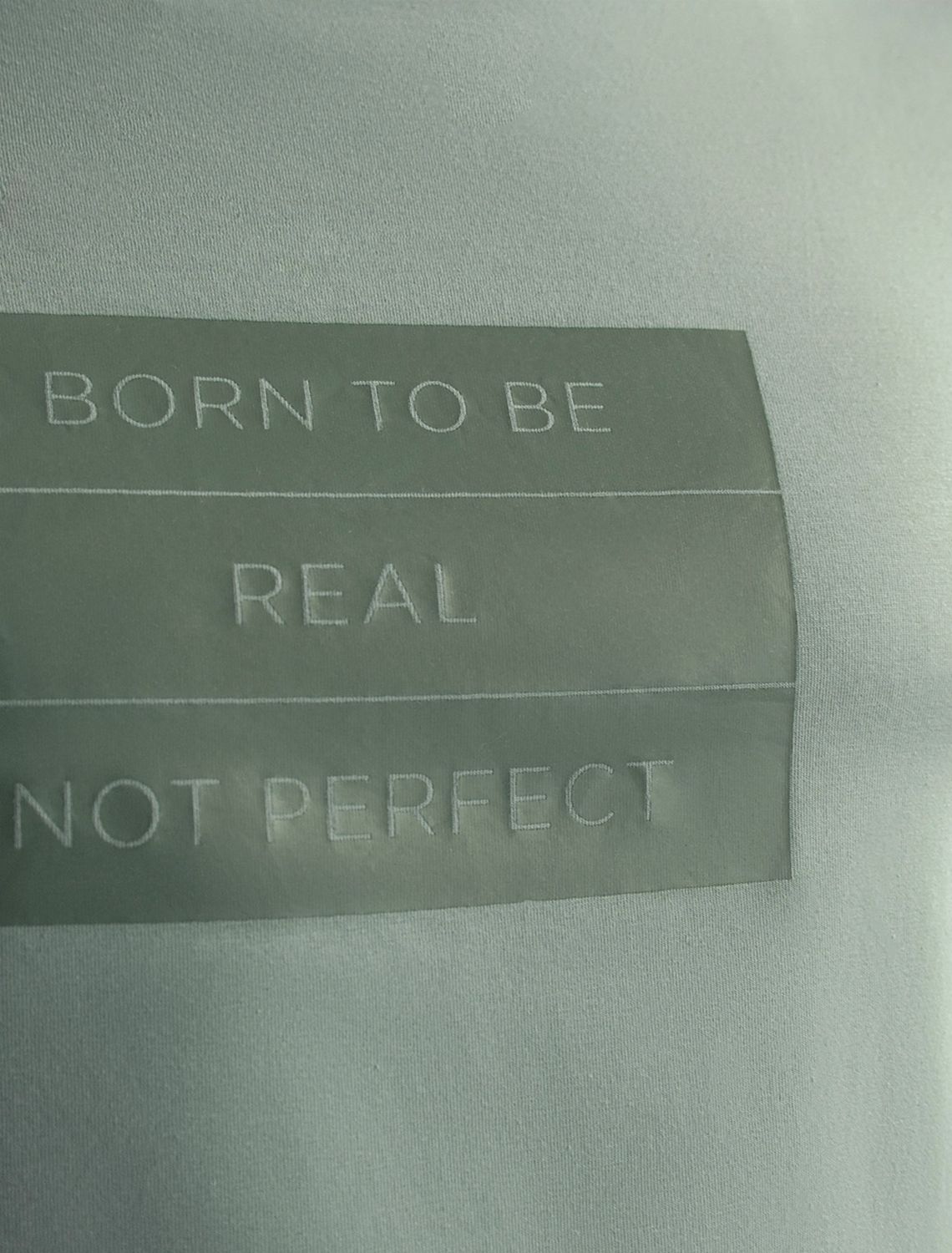 Ст.цена 1190р Футболка из премиального хлопка с авторским принтом U49.026 св.оливка_perfect