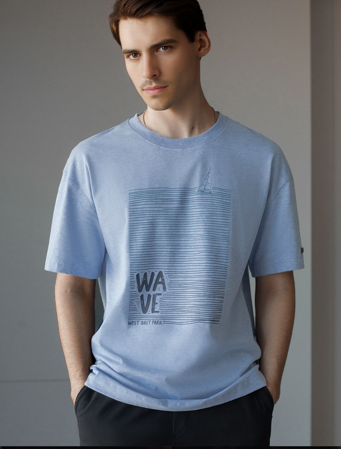 Ст.цена 1190р Свободная футболка с авторским принтом U49.048 голубой меланж_wave