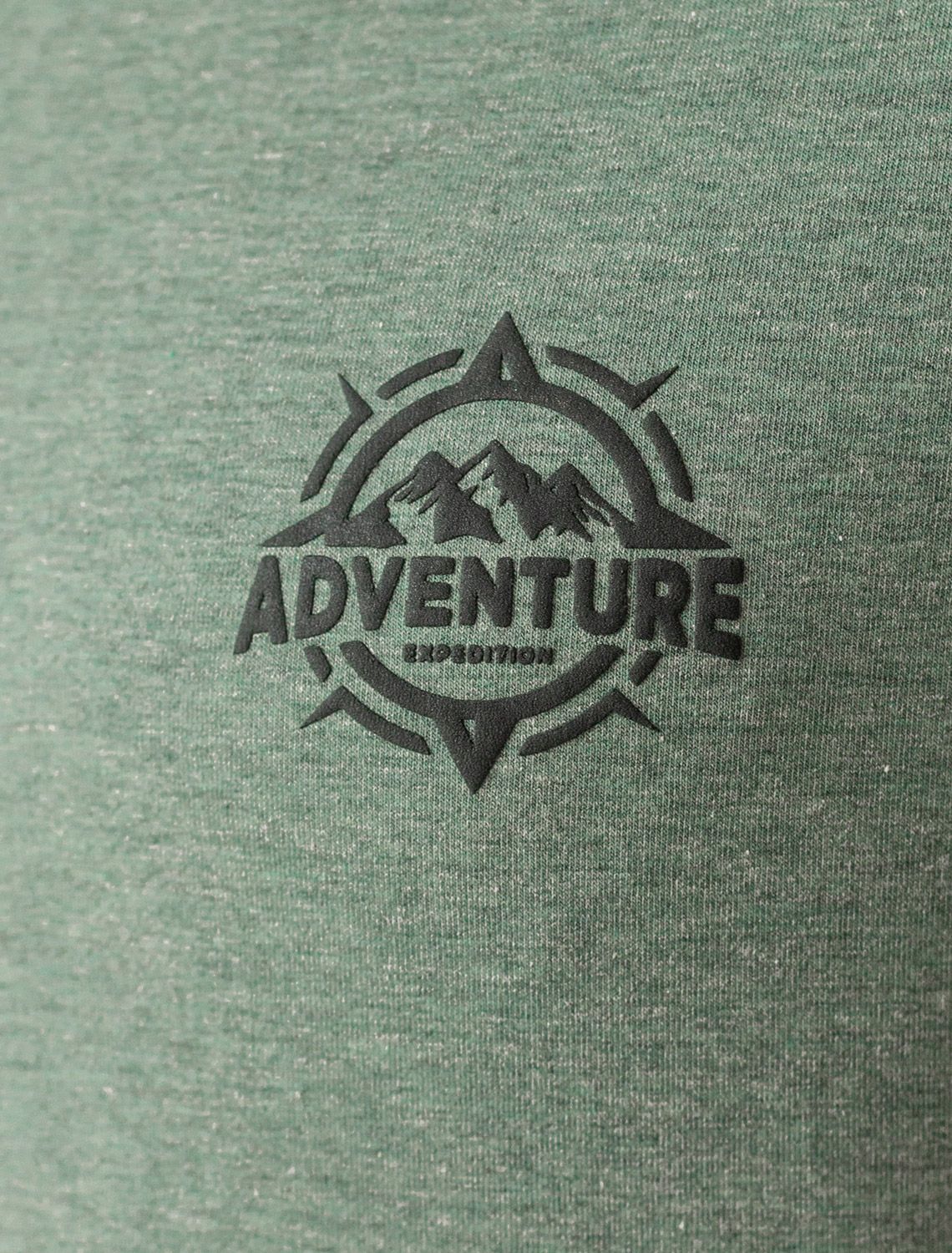 Ст.цена 1190р Футболка из премиального хлопка с авторским принтом U49.045 св.оливковый меланж_adventure