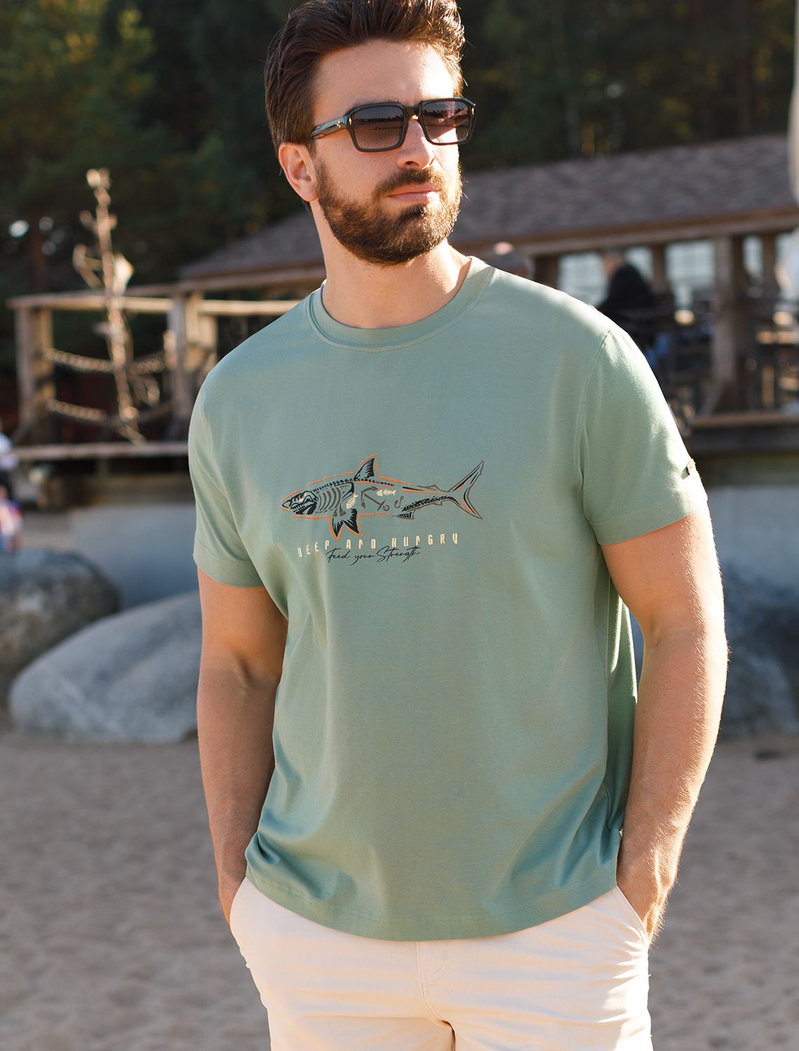 Ст.цена 1190р Футболка из премиального хлопка с авторским принтом U49.045 св.оливковый_shark