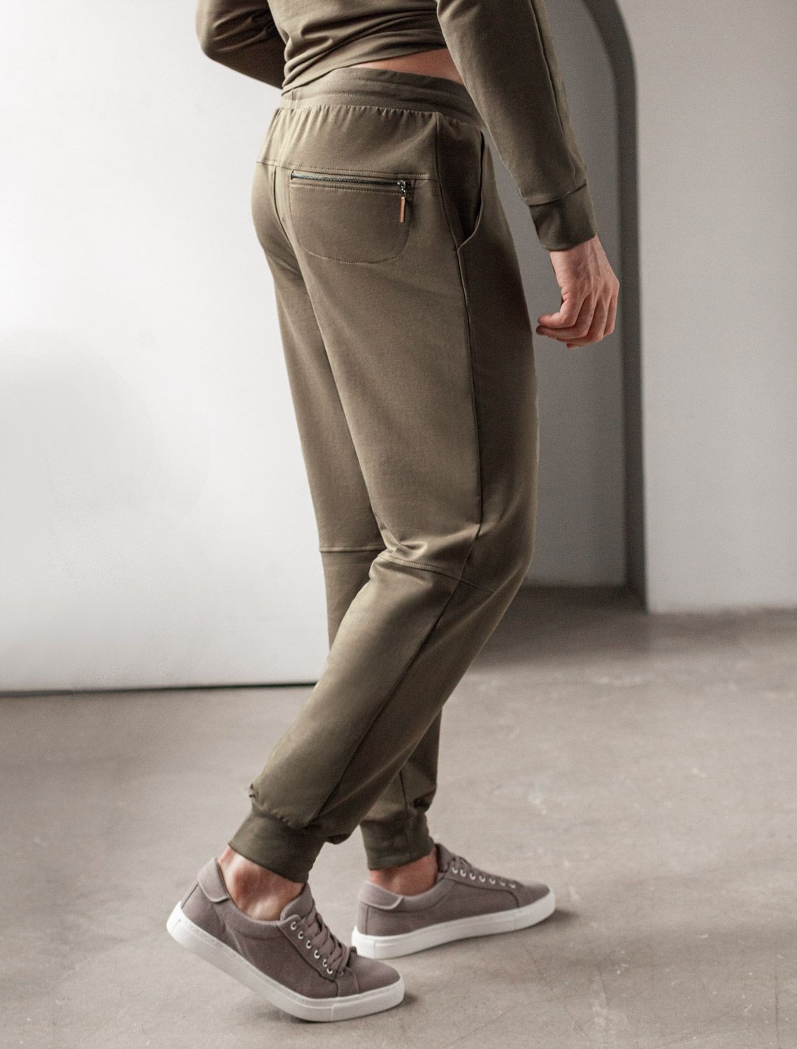 Ст.цена 1990р Брюки из тонкого футера с карманом на молнии U44.005 хаки