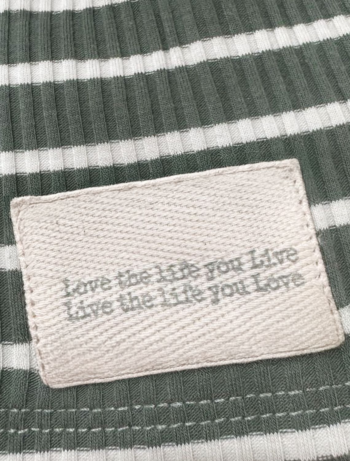 Ст.цена 2390р Платье из трикотажа в широкий рубчик с разрезами D42.096 оливковый-белый