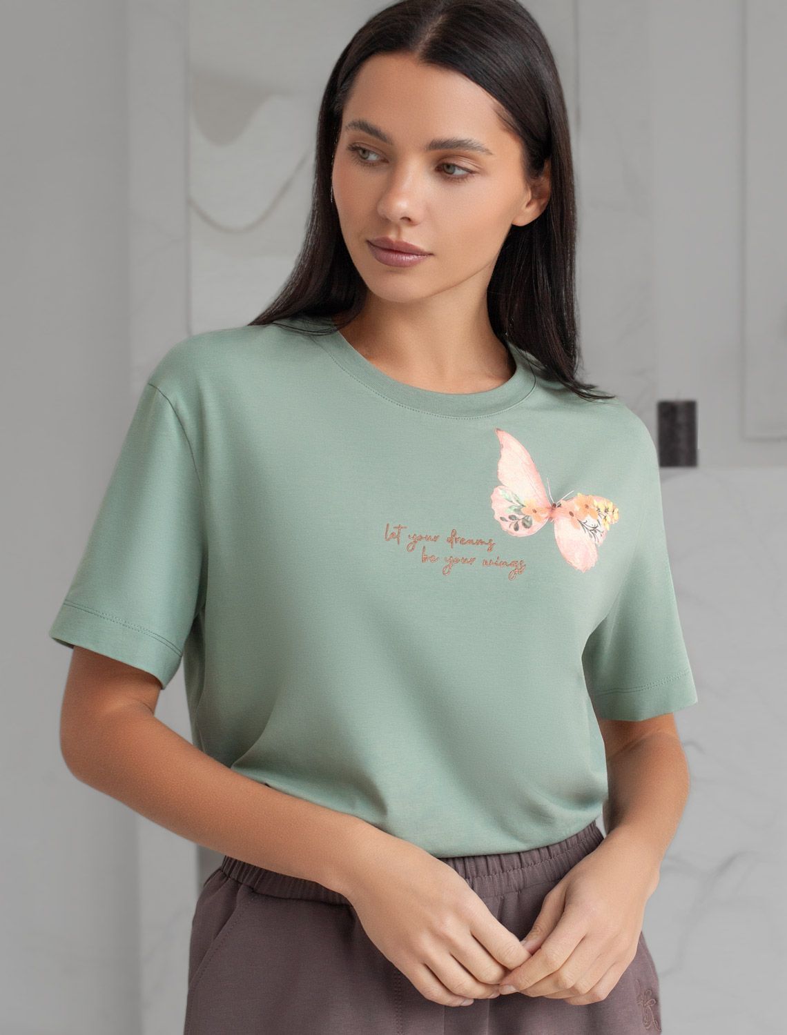 Ст.цена 1250р Футболка с принтом свободная эластичная из премиального хлопка D49.136 св.оливковый_wings