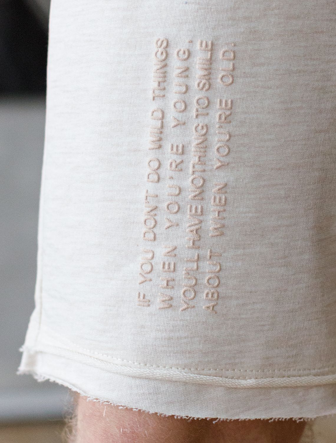 Ст.цена 1690р Шорты на резинке из тонкого футера с принтом U48.001 бежевый меланж