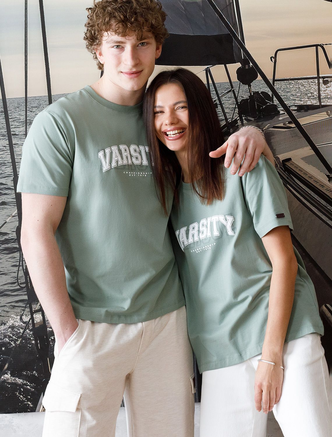 Ст.цена 1190р Футболка из премиального хлопка с авторским принтом U49.026 св.оливка_varsity