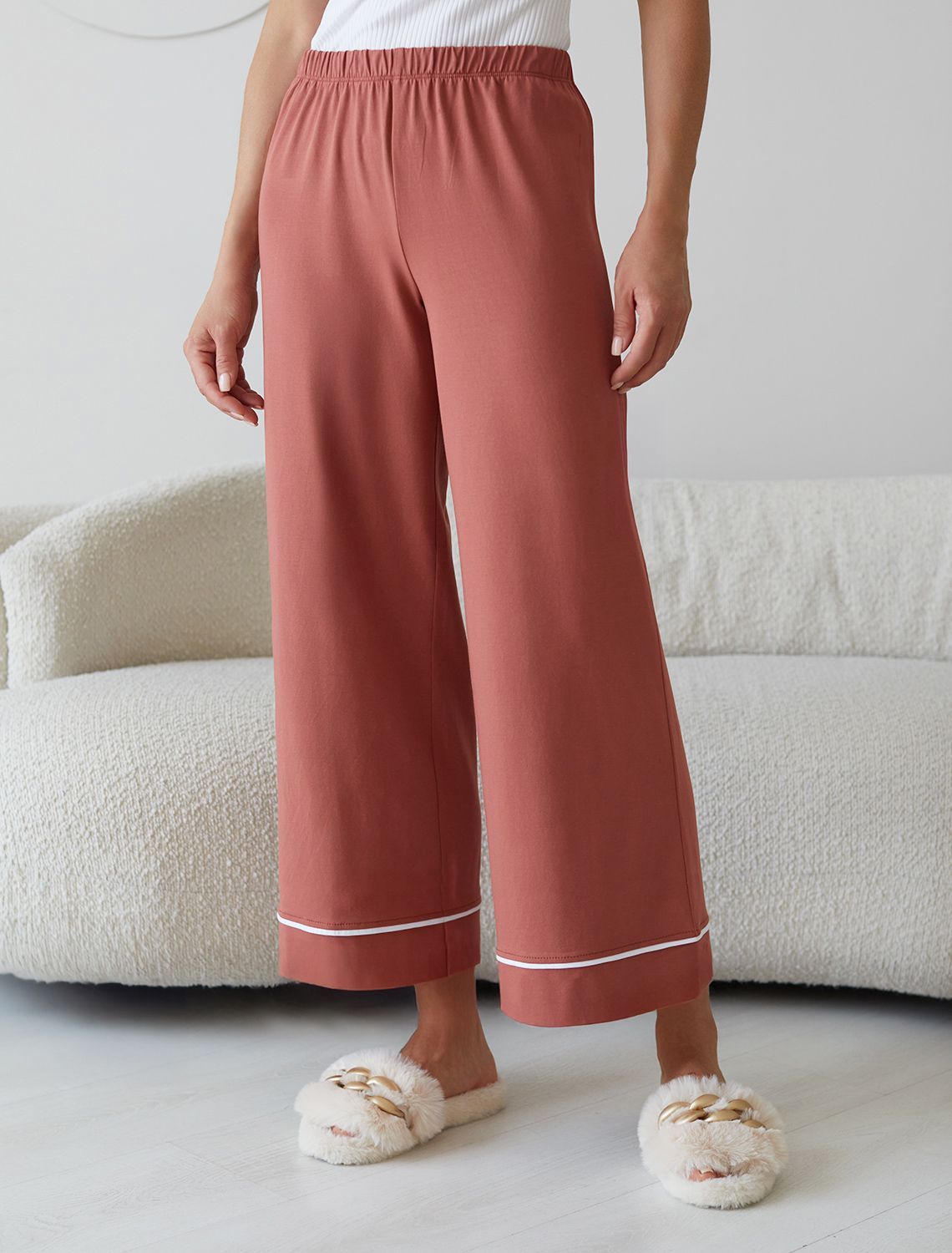 Было:1390руб. Акция НГ!1180руб. Укороченные брюки из эластичного хлопка с контрастным кантом