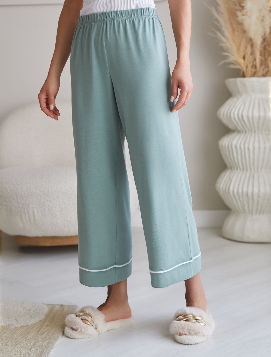 Было:1390руб. Акция НГ!1180руб. Укороченные брюки из эластичного хлопка с контрастным кантом