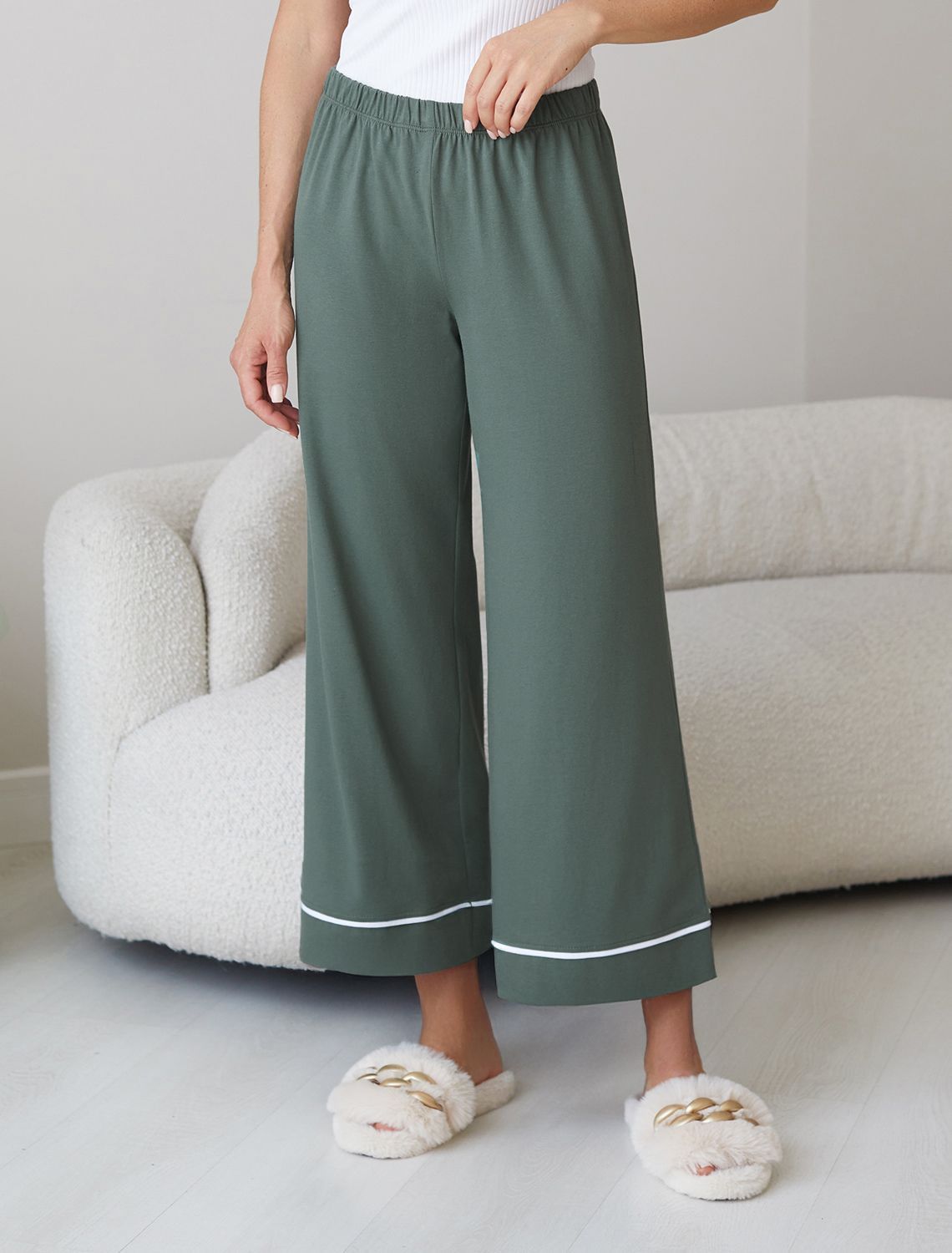 Было:1390руб. Акция НГ!1180руб. Укороченные брюки из эластичного хлопка с контрастным кантом