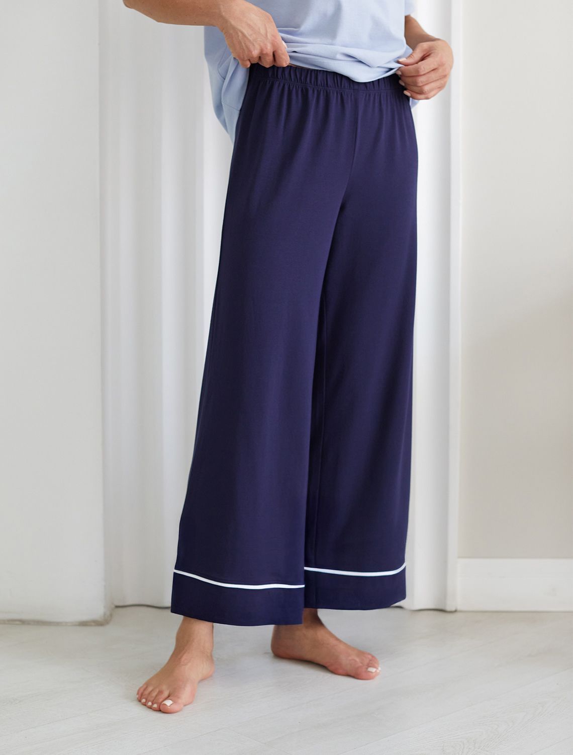 Было:1390руб. Акция НГ!1180руб. Укороченные брюки из эластичного хлопка с контрастным кантом