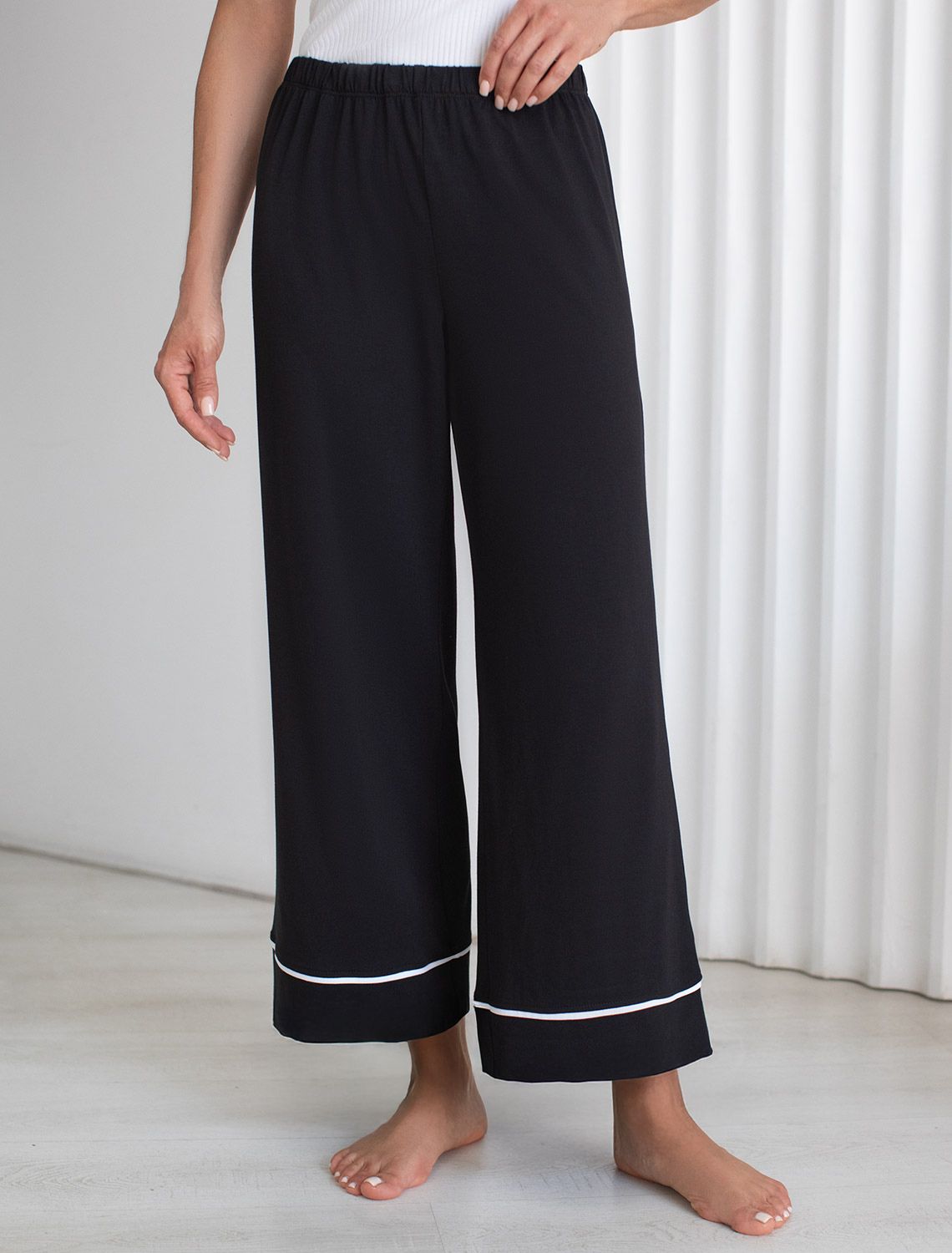 Было:1390руб. Акция НГ!1180руб. Укороченные брюки из эластичного хлопка с контрастным кантом