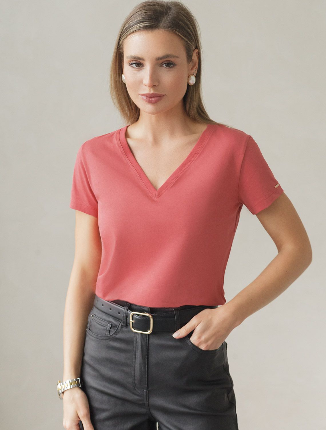 Было:1190руб. Акция НГ!1010руб. Футболка из премиального хлопка с V-образным вырезом