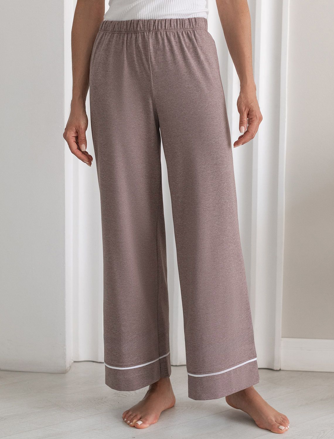 Было:1390руб. Акция НГ!1180руб. Укороченные брюки из эластичного хлопка с контрастным кантом