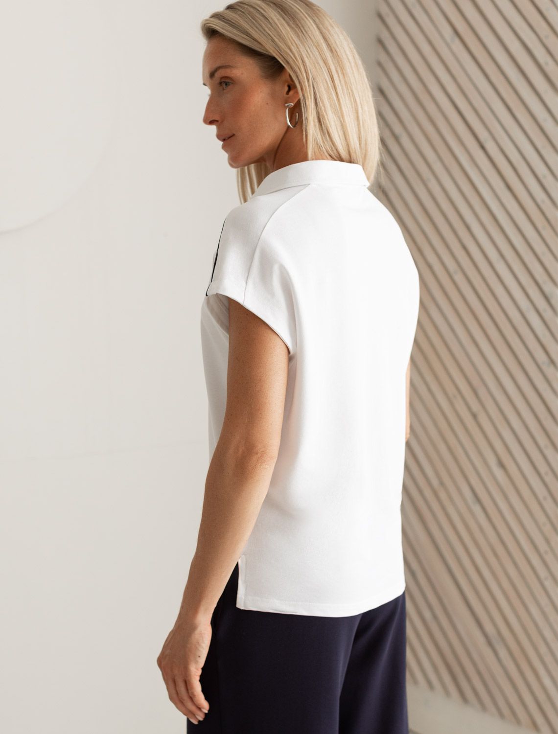 Футболка-поло из фактурного трикотажа D49.010 белый