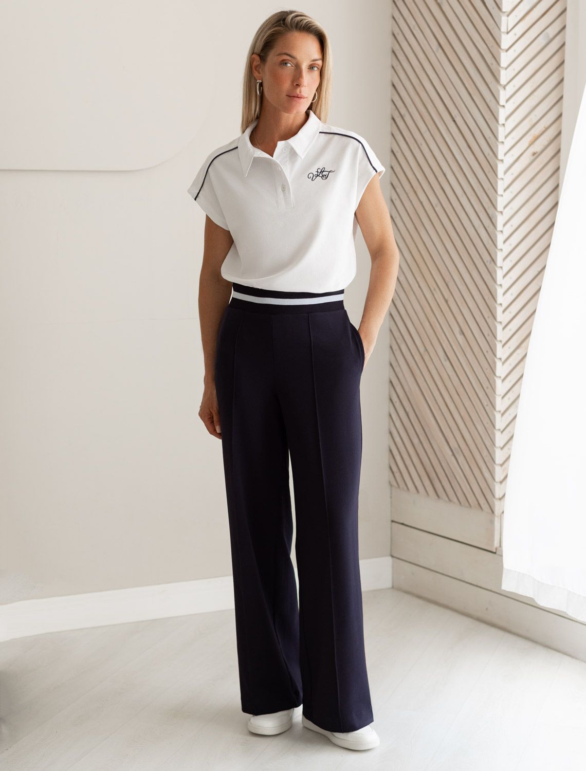 Футболка-поло из фактурного трикотажа D49.010 белый