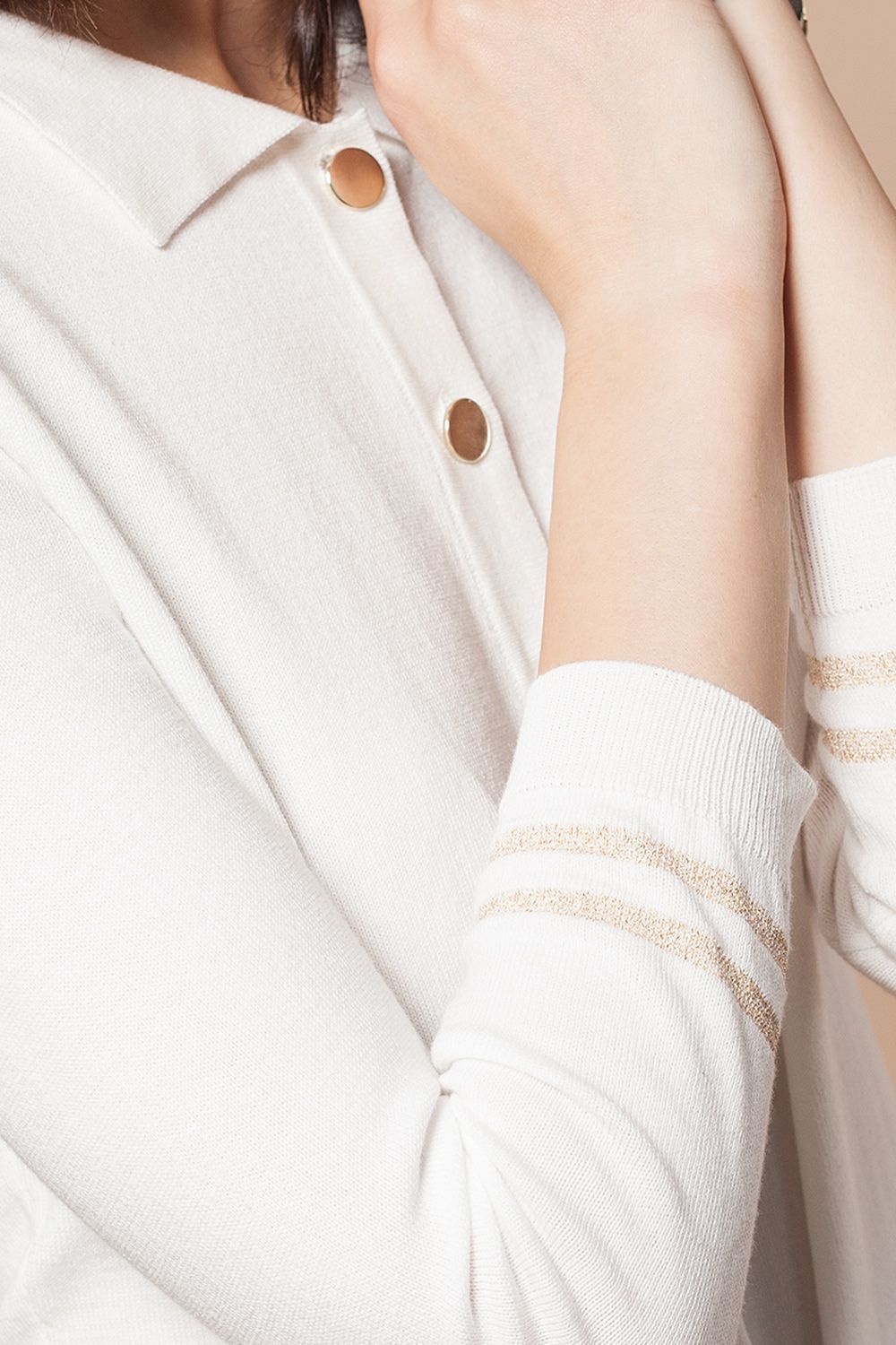 Ст.цена 1750р Джемпер - поло с золотистыми пуговицами и люрексом на рукавах D39.463 белый
