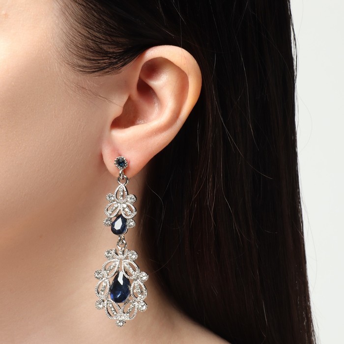 Серьги висячие со стразами «Грация» резная, синие в серебре, 9 см