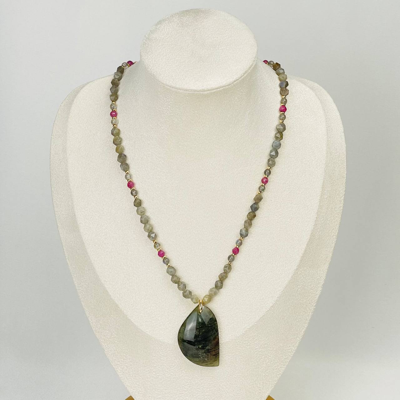 Радуга Самоцветов Колье из Лабрадора и Корунда (Рубин)