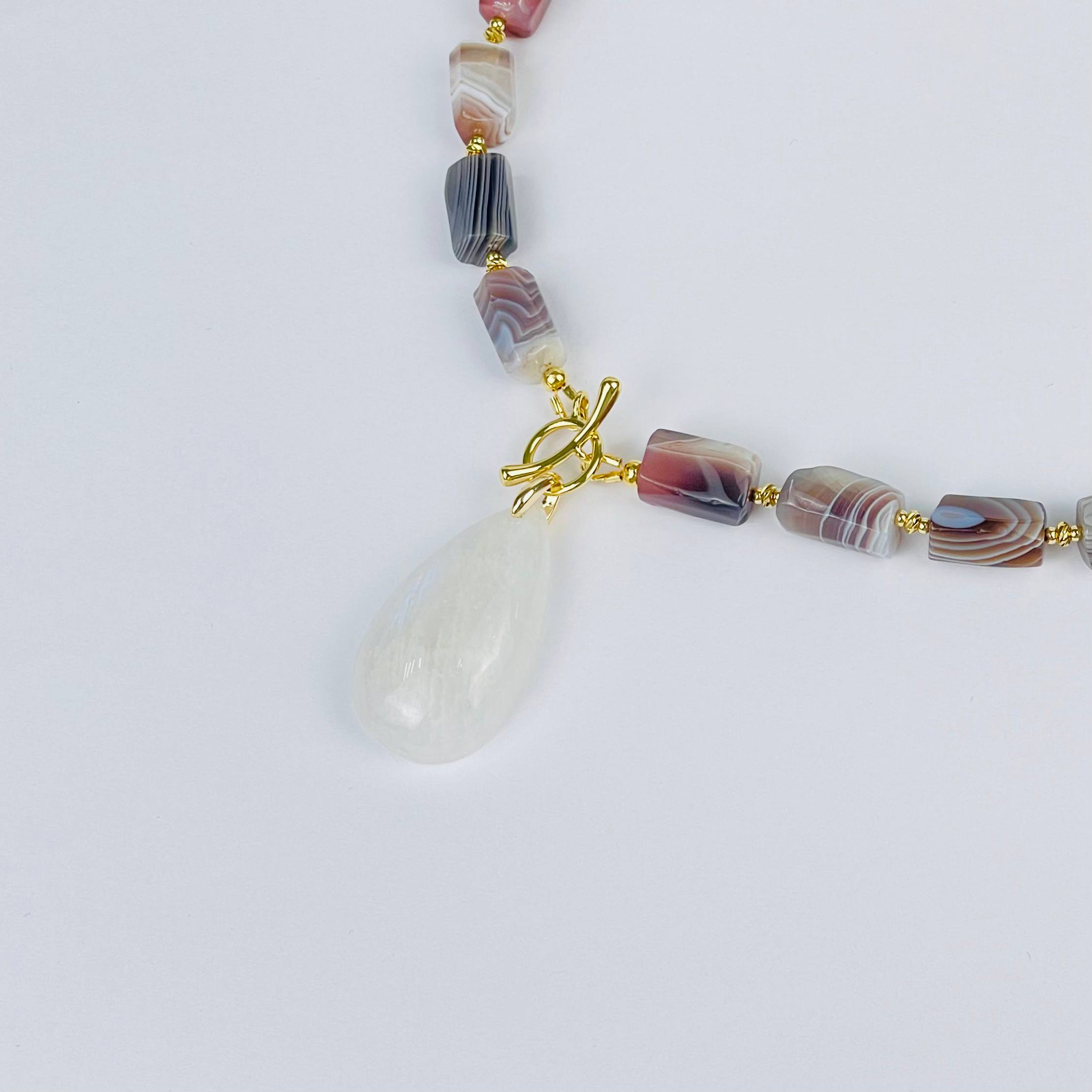 Радуга Самоцветов Колье из ботсванского Агата и Лунного камня