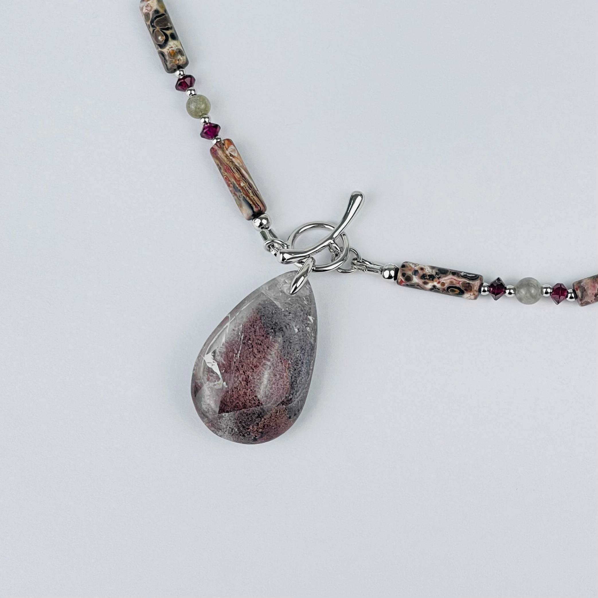 Радуга Самоцветов Колье из леопардовой Яшмы, Лабрадора, Граната и Лодолита