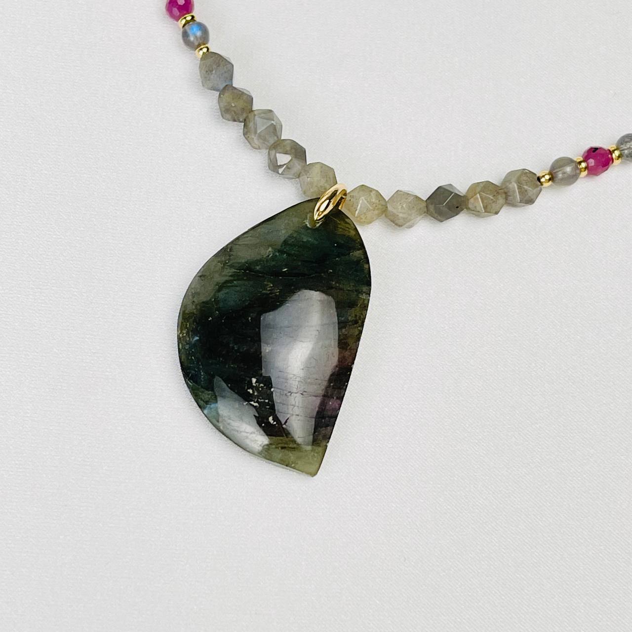 Радуга Самоцветов Колье из Лабрадора и Корунда (Рубин)