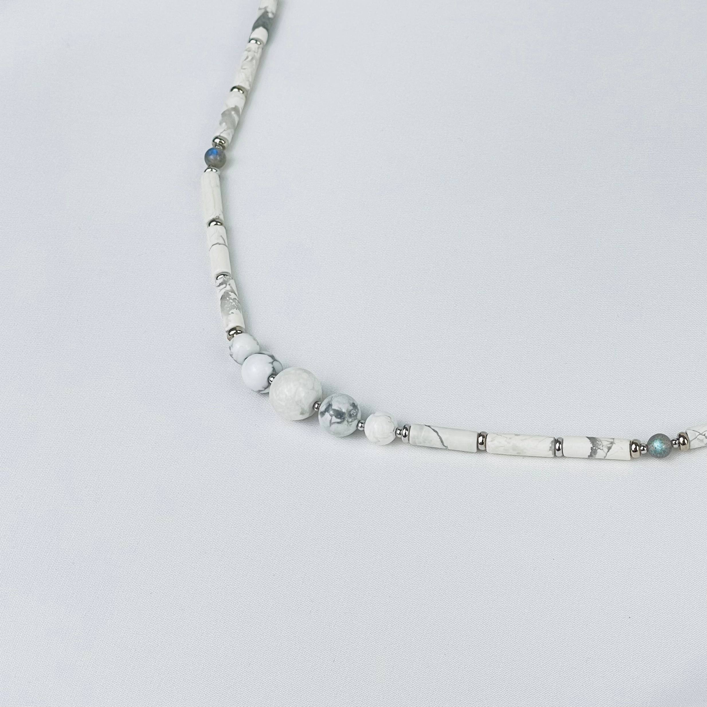 Радуга Самоцветов Колье из Говлита и Лабрадора