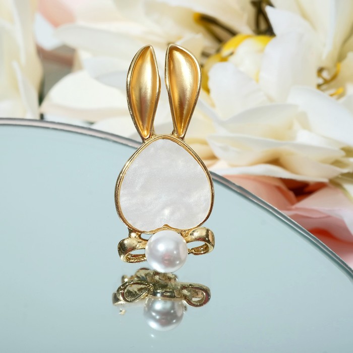 Брошь «Зайчик» с бантиком, цвет белый в матовом золоте