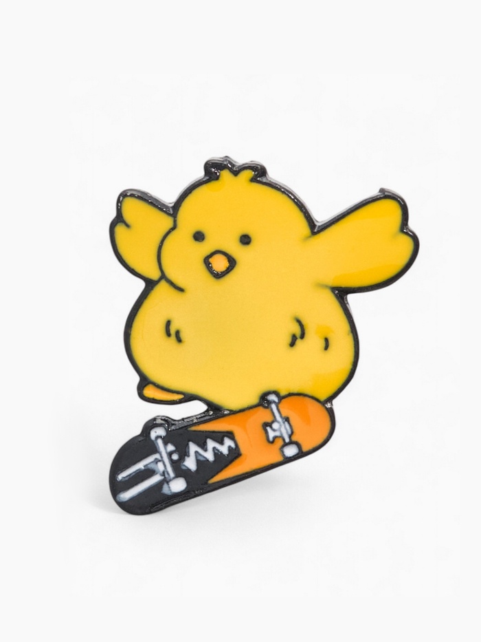 Значок «Цыплёнок» на скейте, цветной в чёрном металле