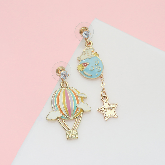 Серьги с эмалью «Путешествие» воздушный шар и земля, цвет розово-голубой в золоте
