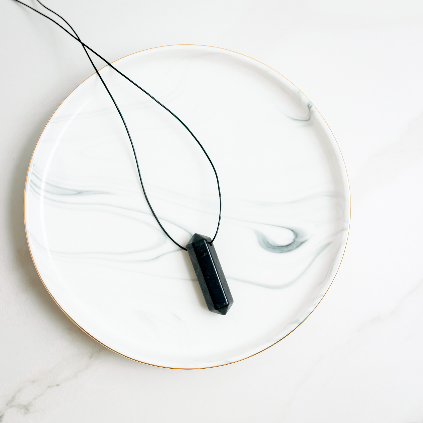 Подвеска из шунгита Colonna на шнурке