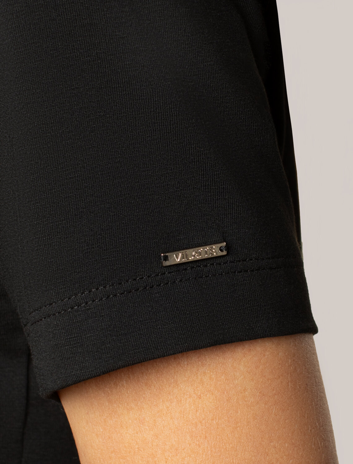 ст. цена1390руб.! VILATTE Футболка D49.110черный_ветер